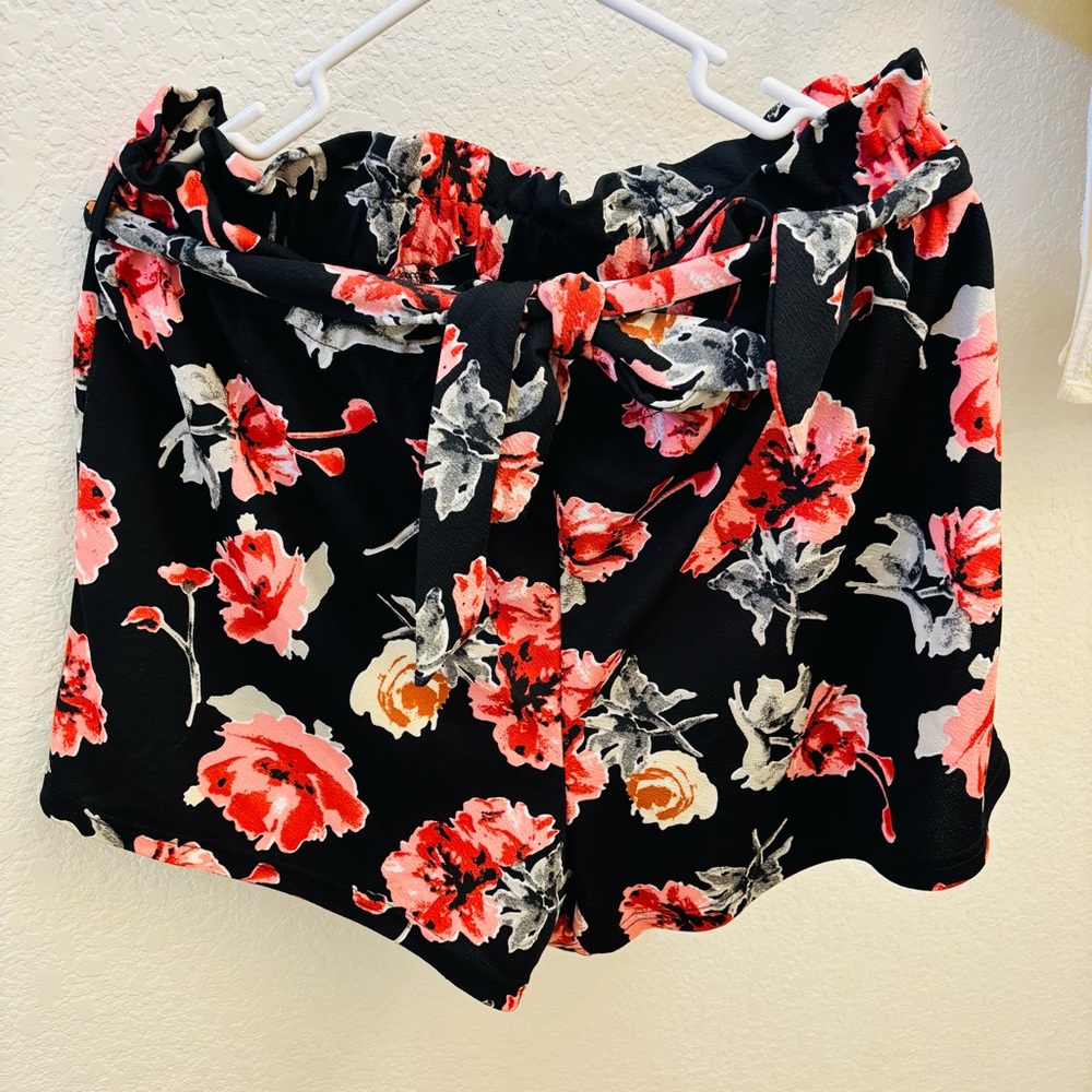 SHEIN Curve 2XL black shorts with red floral print and waist tie belt